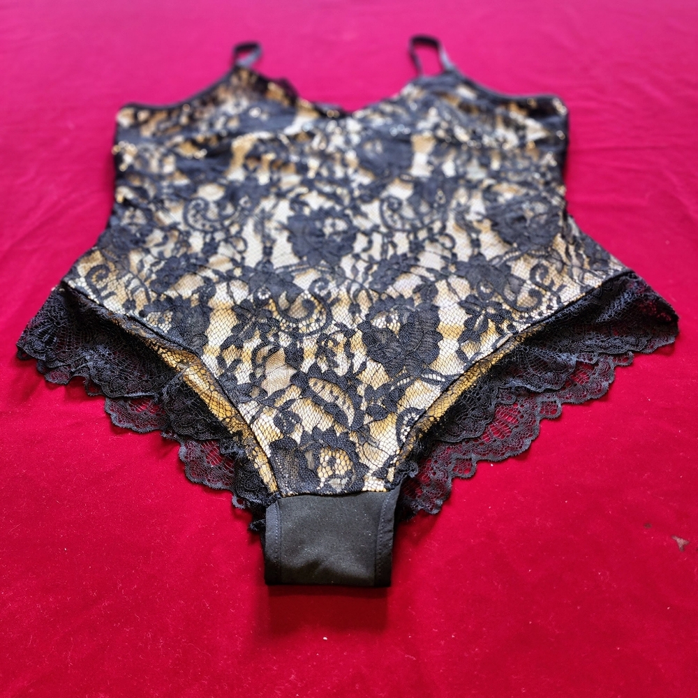 BLACK VINTAGE- STYLE LACE BODYSUIT